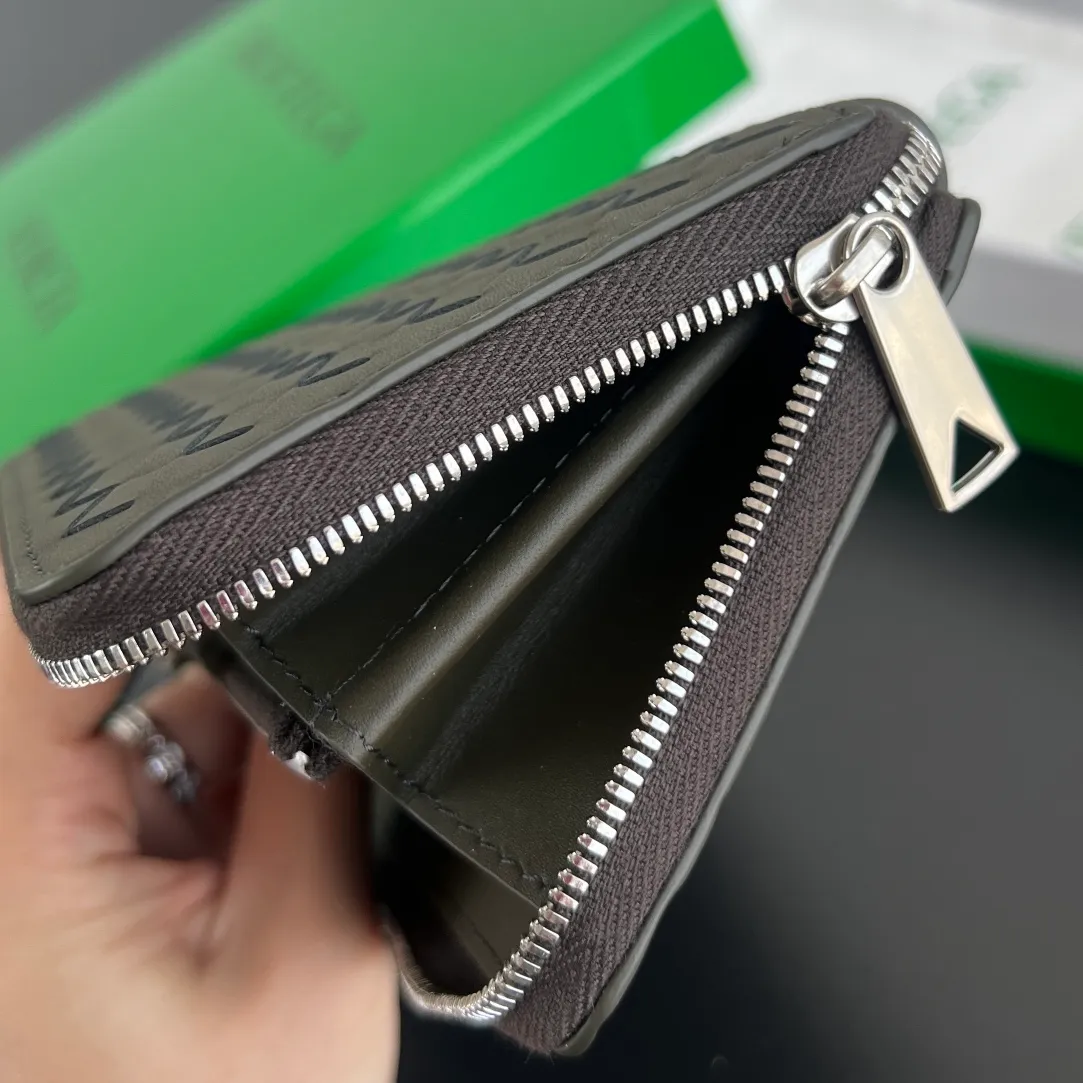 #Bv New Fine Woven Wallet 814680 The beloved small braid is back🎈Made of cowhide braid, soft, comfortable and textured. The detailed internal partition design and high-quality lining material ensure the durability and orderliness of the wallet. It can store cash/cards and other small items. It is very practical. It is enough to take it with you when you go out. This wallet is definitely your best choice. Size: 19x10x2 P1000